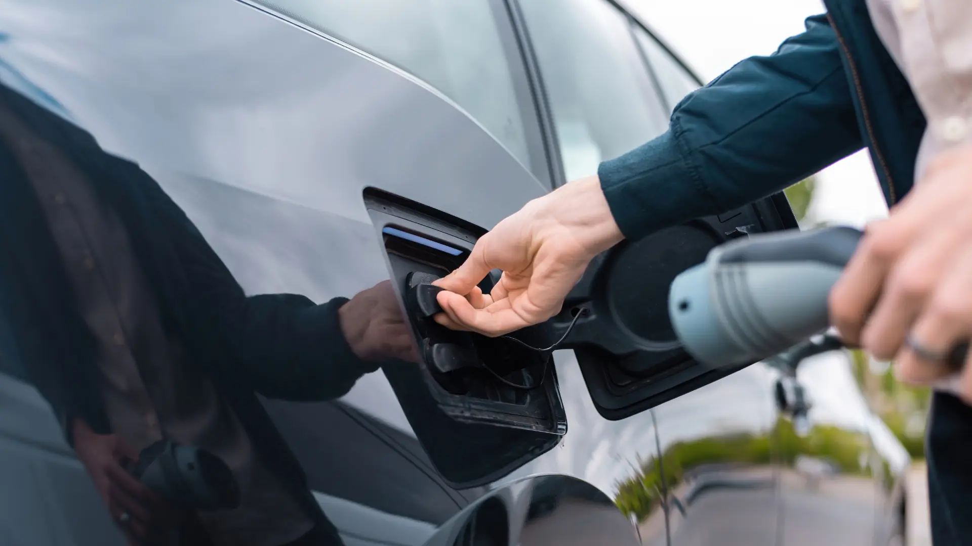 Imagen ampliada del respostaje de un coche eléctrico